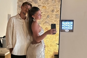 半岛体育官网-20岁拜仁新援比绍夫官宣恋情，女友是拜仁名宿绍尔17岁的女儿