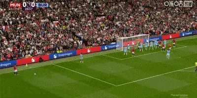 半岛体育官网-B费传中，卡塞米罗头球造成库伦乌龙！曼联取得领先！