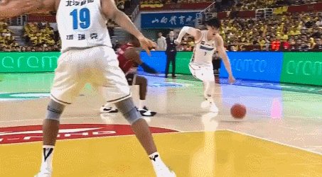 半岛体育官网-曾凡博空中被撞翻腰椎骨折！山西北京G2判罚引众怒