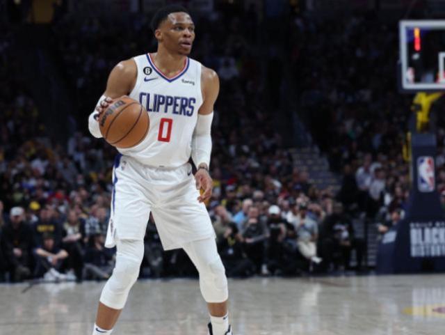 半岛体育下载-末节两失误瑕不掩瑜 快艇输了但韦少表现赢得尊重