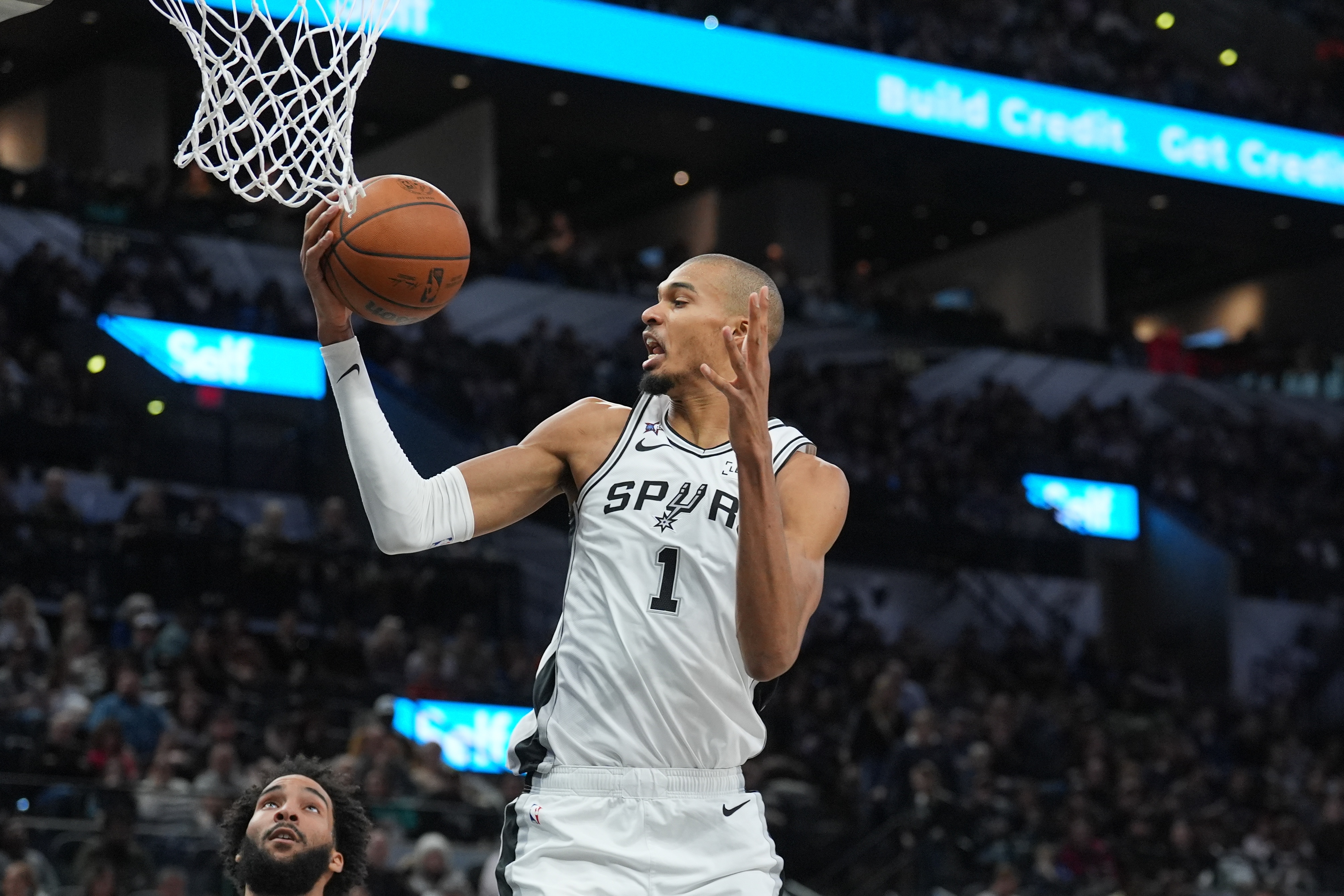 半岛体育官网-最后时刻铁血补扣！文班三分7投全失&amp;下半场10连铁 仅14分10板0帽